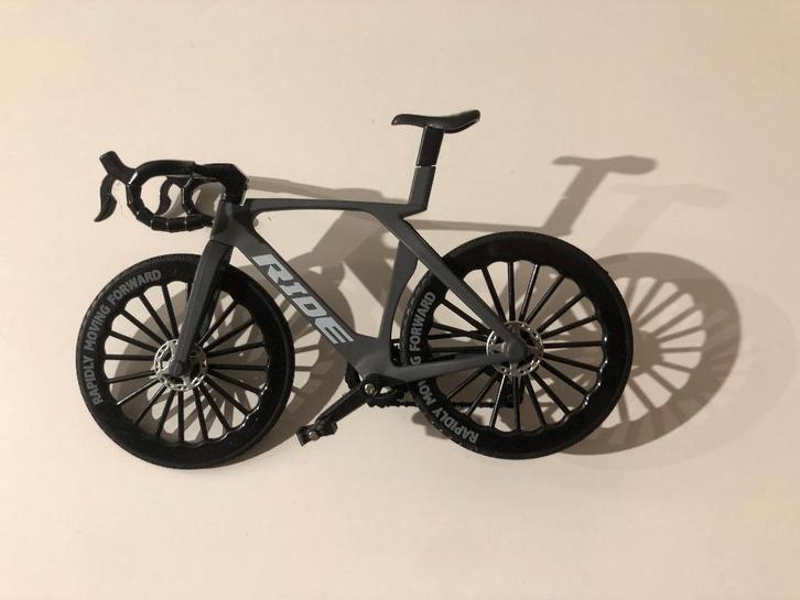 Vélo de course miniature, Hobby & Loisirs créatifs, Modélisme | Voitures & Véhicules, Comme neuf, Autres types, Plus grand que 1:32