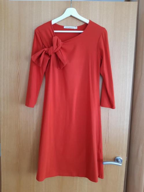 Rood kleedje Nathalie Vleeschouwer (Maat L, maar eerder M), Kleding | Dames, Jurken, Zo goed als nieuw, Maat 38/40 (M), Rood, Onder de knie