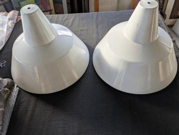 Paar emaille lampen beschikbaar voor biedingen