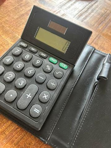 Lederen etuit met rekenmachine beschikbaar voor biedingen