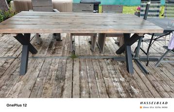 Robuuste tuintafel  beschikbaar voor biedingen