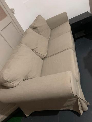 bank in goede staat, grijze kleur beschikbaar voor biedingen
