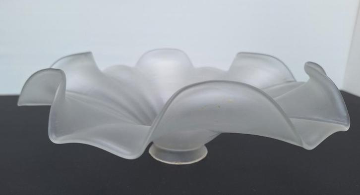 Melkglas plafondlampkapje Art Deco bloemvorm, Antiek en Kunst, Antiek | Glaswerk en Kristal, Ophalen of Verzenden