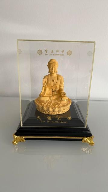 Boeddha met golden decor Tian Tan Budda Statue beschikbaar voor biedingen