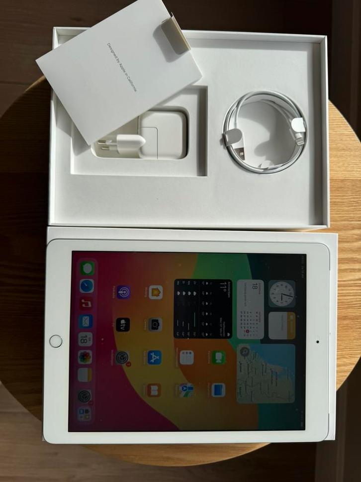 Apple Ipad 6e gen – 32gb – wi-fi + 4G – zilver – nieuwstaat, Computers en Software, Apple iPads, Zo goed als nieuw, Apple iPad