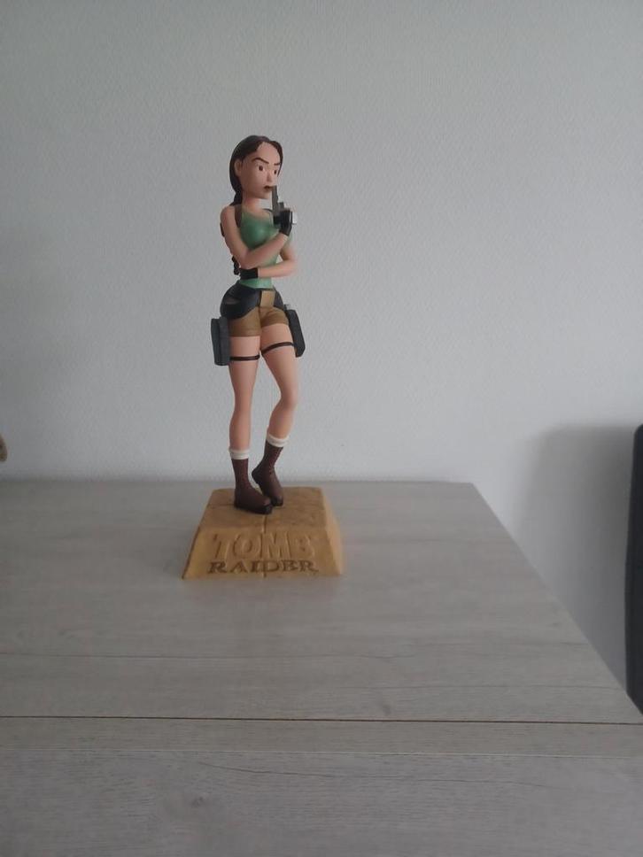 Tomb raider (lara croft)+ou- 36 cm ! !corrigé, Verzamelen, Beelden en Beeldjes, Zo goed als nieuw, Ophalen of Verzenden