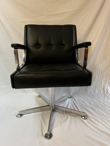 Vintage zwarte loungestoel beschikbaar voor biedingen