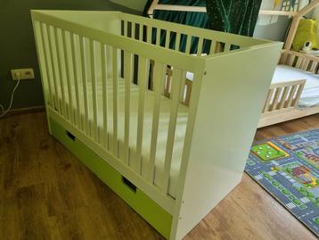 Lit bébé avec tiroirs + matelas + accessoires, Enlèvement, Utilisé, Lit