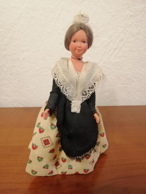 Vintage Bretonse volkspopdecoratie en collectie, Verzamelen, Poppen, Zo goed als nieuw, Pop, Ophalen