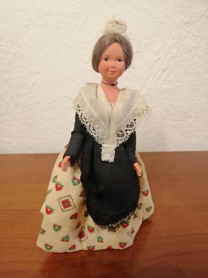 Vintage Bretonse volkspopdecoratie en collectie, Verzamelen, Poppen, Zo goed als nieuw, Pop, Ophalen