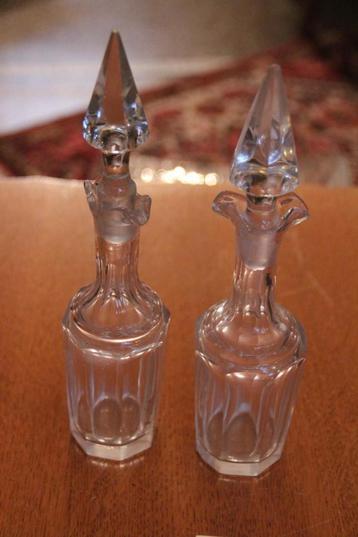 Antieke set met olie en azijn van geslepen glas beschikbaar voor biedingen