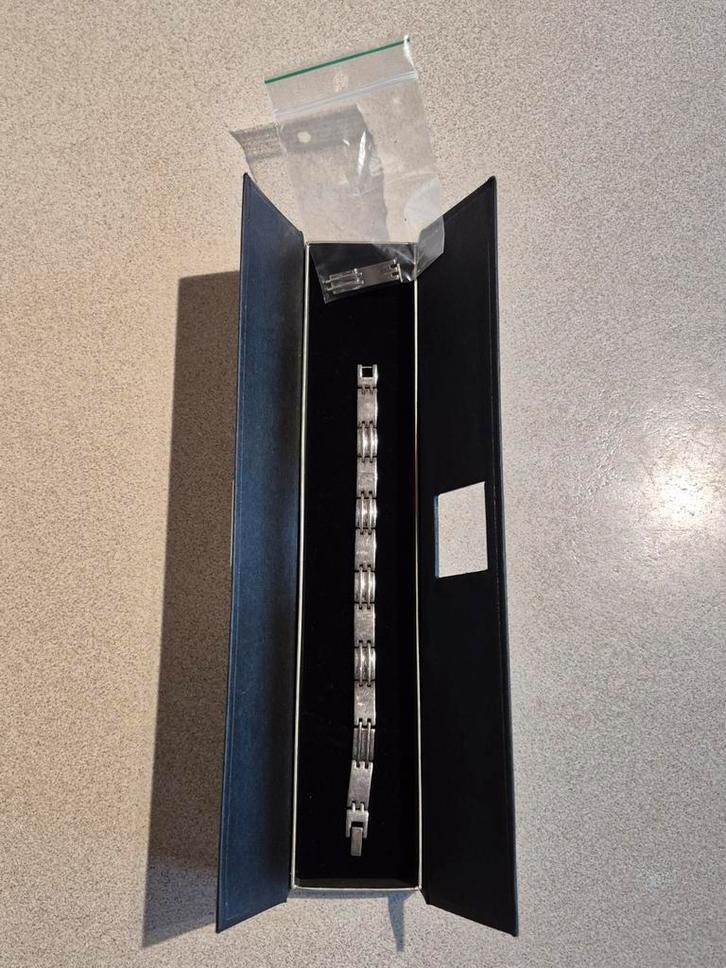 Bruce zilverkleurig stalen armband, Handtassen en Accessoires, Armbanden, Gebruikt, Staal, Zilver, Ophalen of Verzenden