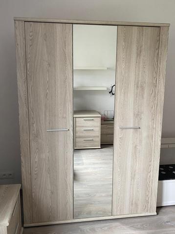 Kleerkast met spiegeldeur beschikbaar voor biedingen