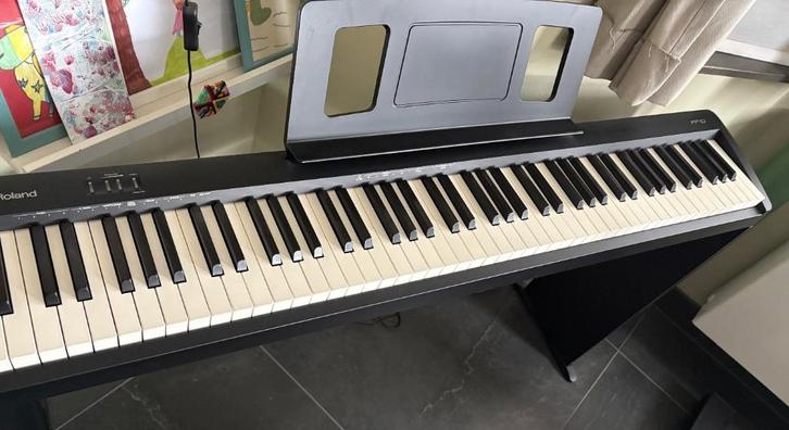 Digitale piano Roland FP-10 met onderstel en pedaal, Muziek en Instrumenten, Piano's, Zo goed als nieuw, Piano, Zwart, Digitaal