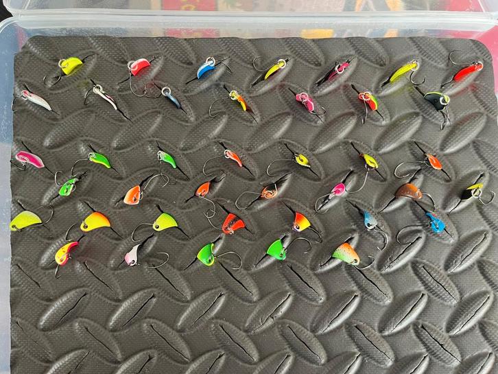 Forel kunstaas spoons 2 kanten gekleurd - 40 stuks + opbergd, Watersport en Boten, Hengelsport | Algemeen, Zo goed als nieuw, Kunstaas