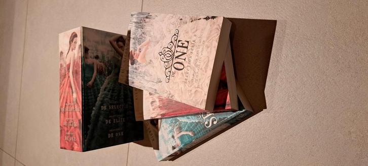 Boekenserie Selection compleet - Kiera Cass, Boeken, Kinderboeken | Jeugd | 13 jaar en ouder, Zo goed als nieuw, Fictie, Ophalen of Verzenden