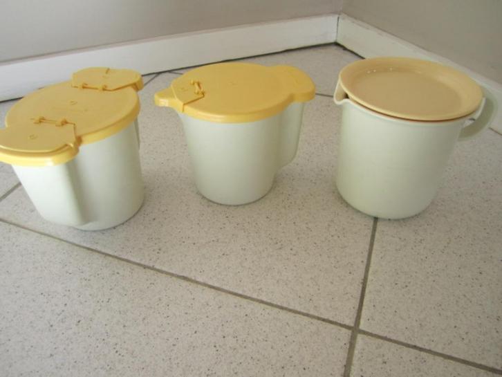 Tupperware 2 melkkannetjes, Huis en Inrichting, Keuken | Tupperware, Gebruikt, Beker of Kan, Geel, Wit, Ophalen of Verzenden