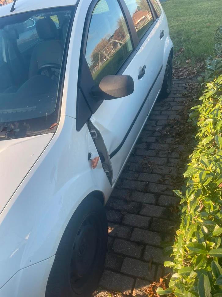 Ford fiesta 2003 215dkm, Auto's, Ford, Fiësta, Benzine, 5 deurs, Handgeschakeld, Wit, Ophalen
