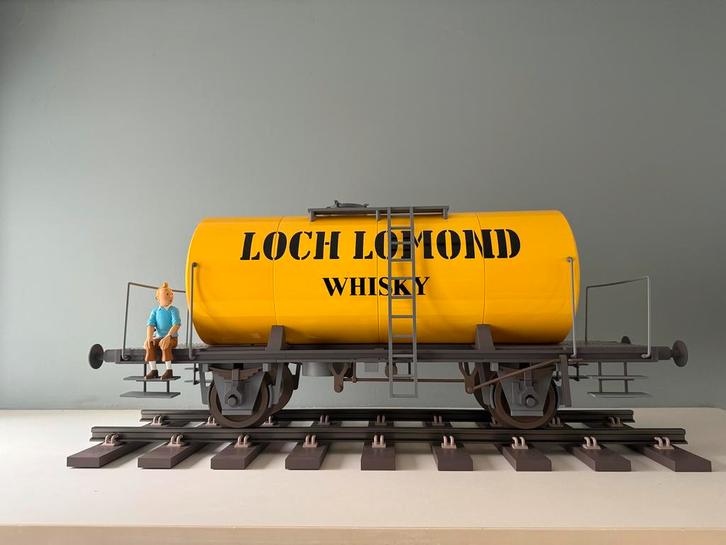 De iconische Loch Lomond-wagen van 77 cm, Tintin Moulinsart, Verzamelen, Stripfiguren, Nieuw, Beeldje of Figuurtje, Kuifje, Ophalen of Verzenden
