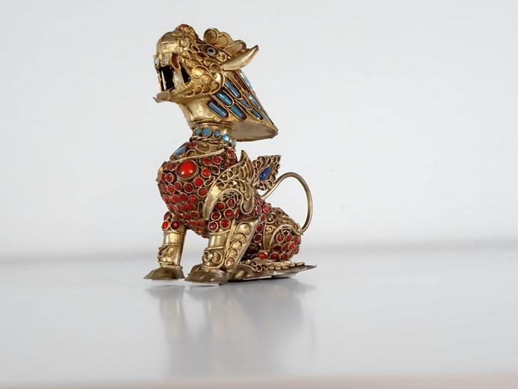 Tibetaanse  draak van verguld messing, versierd met koraal, Antiek en Kunst, Antiek | Brons en Koper, Ophalen