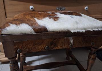 Bankje met dierenvacht beschikbaar voor biedingen
