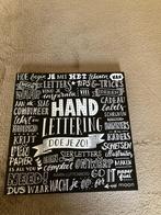 Boek + werkboek 'Handlettering doe je zo. zo goed als nieuw, Boeken, Hobby en Vrije tijd, Ophalen of Verzenden, Zo goed als nieuw