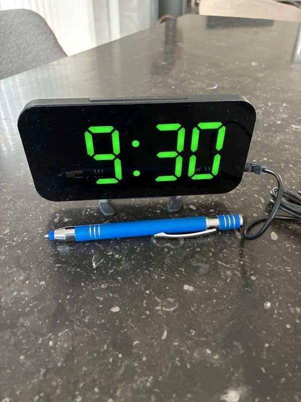 Digitale led klok met alarm en USB., Elektronische apparatuur, Wekkers, Zo goed als nieuw, Digitaal, Ophalen of Verzenden