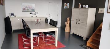 Volledige eetkamer beschikbaar voor biedingen