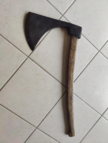 Ancienne hache beschikbaar voor biedingen