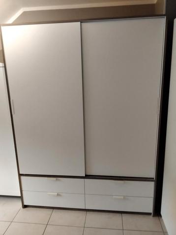 IKEA grote kledingkast  beschikbaar voor biedingen