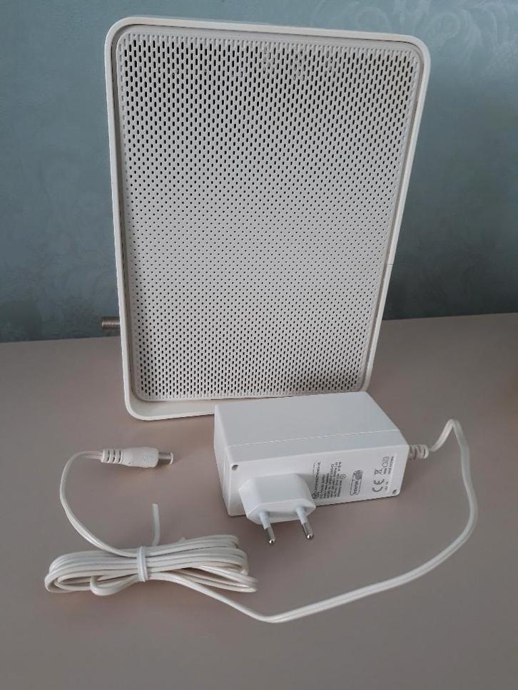 modem-router telenet met adapter. Kleur:  wit. Als NIEUW, Computers en Software, Routers en Modems, Zo goed als nieuw, Router