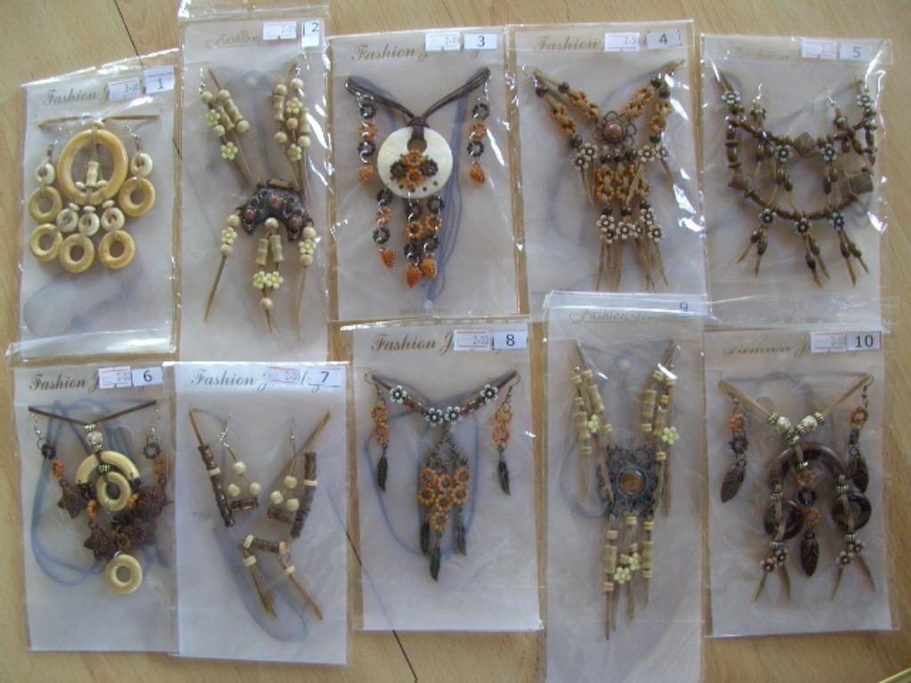 KETTING MET OORBELLEN DIVERSEN 10 SETS HOUT NIEUW, Bijoux, Sacs & Beauté, Colliers, Neuf, Synthétique, Brun, Réglable, Enlèvement ou Envoi