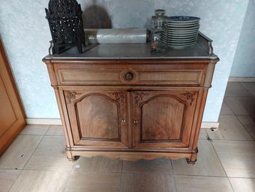 antieke kast met marmeren steen beschikbaar voor biedingen