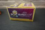 Boîte de panini euro 2012 scellée - 100 sachets, Plusieurs autocollants, Enlèvement ou Envoi, Neuf