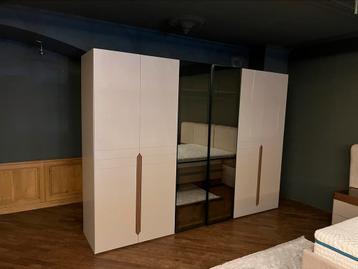 Grote moderna kledingkast (toonzaalmodel) beschikbaar voor biedingen