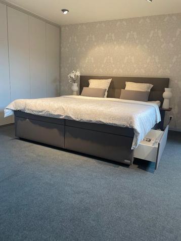 Waterbed compleet met bergruimte, hoofdbord en nachttafels beschikbaar voor biedingen