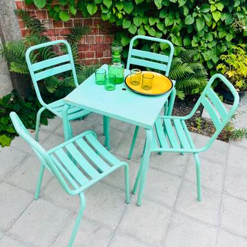 Vintage Franse pastelgroene metalen tuinset beschikbaar voor biedingen