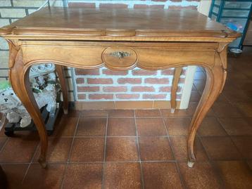Oud tafeltje met lade beschikbaar voor biedingen