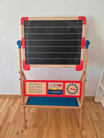 Schoolbord met letters in doos  beschikbaar voor biedingen