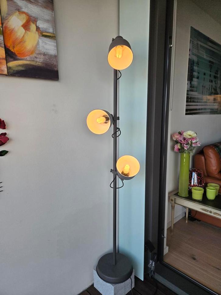 Mooie nieuwe vloerlamp met drie spots spaarlampen inbegrepen, Huis en Inrichting, Lampen | Vloerlampen, Nieuw, Ophalen of Verzenden