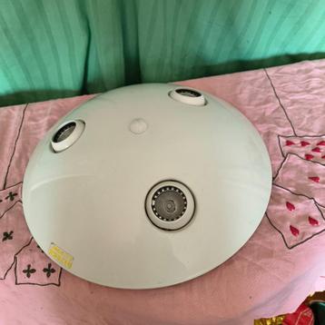 Witte plafondlamp met 3 spots beschikbaar voor biedingen