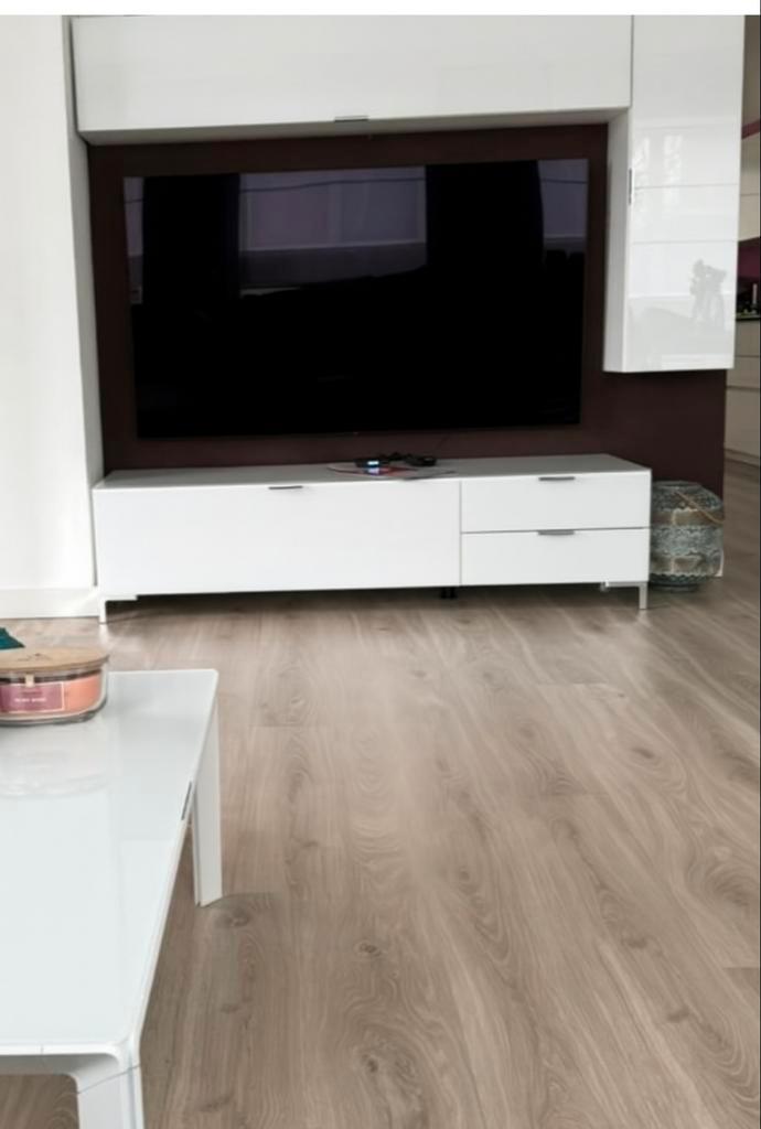 Modern wit TV meubel met opbergruimte, Huis en Inrichting, Kasten |Televisiemeubels, Zo goed als nieuw, Ophalen