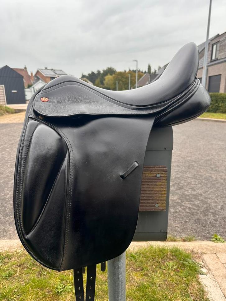 Dressuurzadel, Dieren en Toebehoren, Paarden en Pony's | Zadels, Zo goed als nieuw, Ophalen of Verzenden