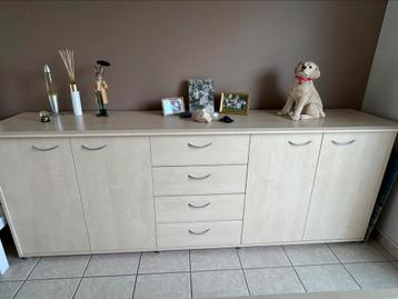 Eetkamer, barkast, tv meubel en salontafel beschikbaar voor biedingen