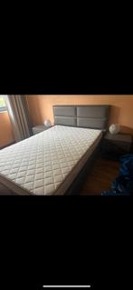 Lit boxspring 140 cm avec matelas etat neuf 2 tanle de nuit, Ophalen of Verzenden, 140 cm