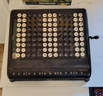 Antieke rekenmachine Burroughs beschikbaar voor biedingen