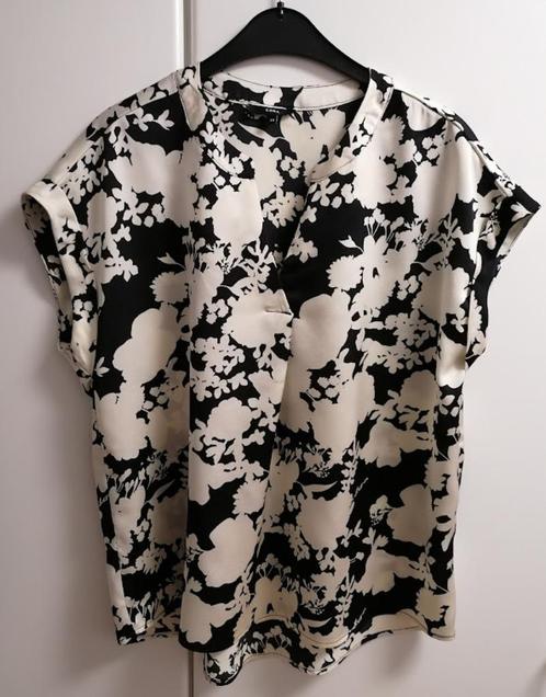 Gebroken wit en zwart gebloemd bloesje met V-hals, 40, Kleding | Dames, Blouses en Tunieken, Zo goed als nieuw, Wit, Ophalen of Verzenden