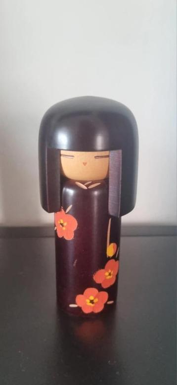 Mooie "Crimson Blossom" kokeshi beschikbaar voor biedingen