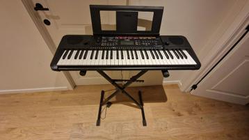 Yamaha PSR E263 met staander beschikbaar voor biedingen