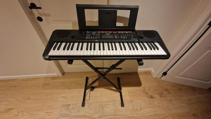 Yamaha PSR E263 met staander, Muziek en Instrumenten, Keyboards, Zo goed als nieuw, 61 toetsen, Yamaha, Met standaard, Ophalen